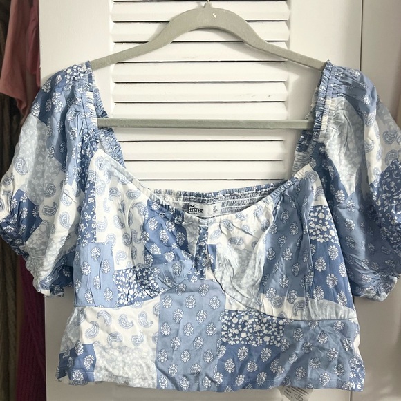 NWT HOLLISTER BANDANA PATTERN CROP TOP - Picture 1 of 1